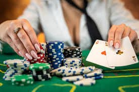 Gameplay Capsa Susun menampilkan empat pemain di meja dan antarmuka real-time di 777 win